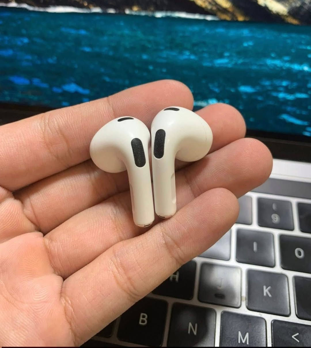 Air pod 3 #الجيل_الثالث
اصلي أمريكي ( بالة ) النظافة 95% 
بدون ايكلود  ما مصلح ولا داخل صيانه 
#تحديد_موقع_عزل_صوت_بالمكالمات_قوي
#بطارية_بلادية_يومين_تقاوم 
السعر 20   قفل  بيع بدون ربح مع شرط فحص 
واتس اب***********
