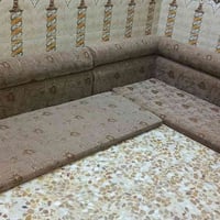 ديوان للبيع ١٤ متر نظيف استعمال قليل ٢٥٠ الف وبي مجال الاتصال على الرق...