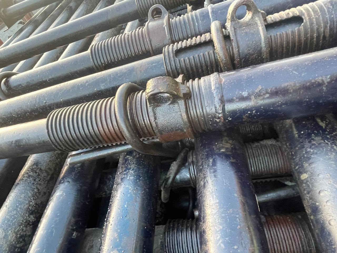 جكات حاضن طول4 متر  هندي مكينه أم القفل سن خشن شرط شغله وحده العدد 1500 بدون نيشان اتصال *********** العنوان بابل
