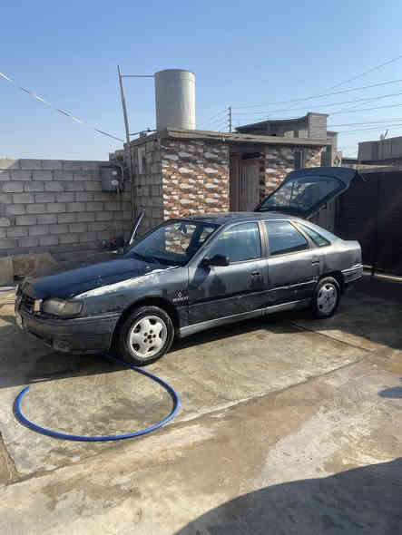 السلام عليكم
 رينو موديل ٩٢ داخلها حلو وخارجها مايعوزو بس لايتات اماميه كير محرك زينات  ١٨وبيها مجال 
ولباقي شوف العين 

***********
