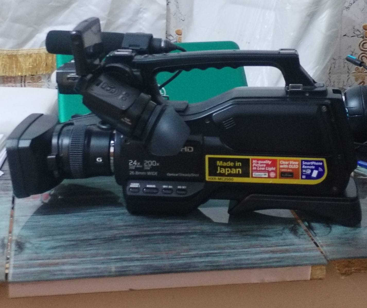 🎥✨ للبيع كاميرا احترافية
Sony HXR-MC2500 – صناعة يابانية 🇯🇵
كاميرا نظيفة جدًا بحالة ممتازة، مناسبة لتصوير الأعراس، البرامج، التقارير، والمناسبات الدينية والمسرحية.
🔹 المواصفات:
• دقة تصوير Full HD 1920×1080
• مستشعر Exmor R CMOS (أداء ممتاز في الإضاءة الضعيفة)
• عدسة Sony G Wide 26.8mm
• زوم بصري ×12 وزوم رقمي حتى ×200
• نظام تثبيت Optical SteadyShot
• مدخل مايك احترافي XLR
• تسجيل بصيغة AVCHD عالية الجودة
• شاشة OLED واضحة
• بطارية أصلية تدوم ساعات طويلة
• تدعم SD Card + ذاكرة داخلية
• Wi-Fi / NFC
📦 الكاميرا جاهزة للعمل فورًا
🎬 مثالية للتصوير الميداني والتغطيات الطويلة

____________
السعر ٥٠٠ الف قفل  
للاستفسار ***********
العنوان صلاح الدين قضاء بلد
