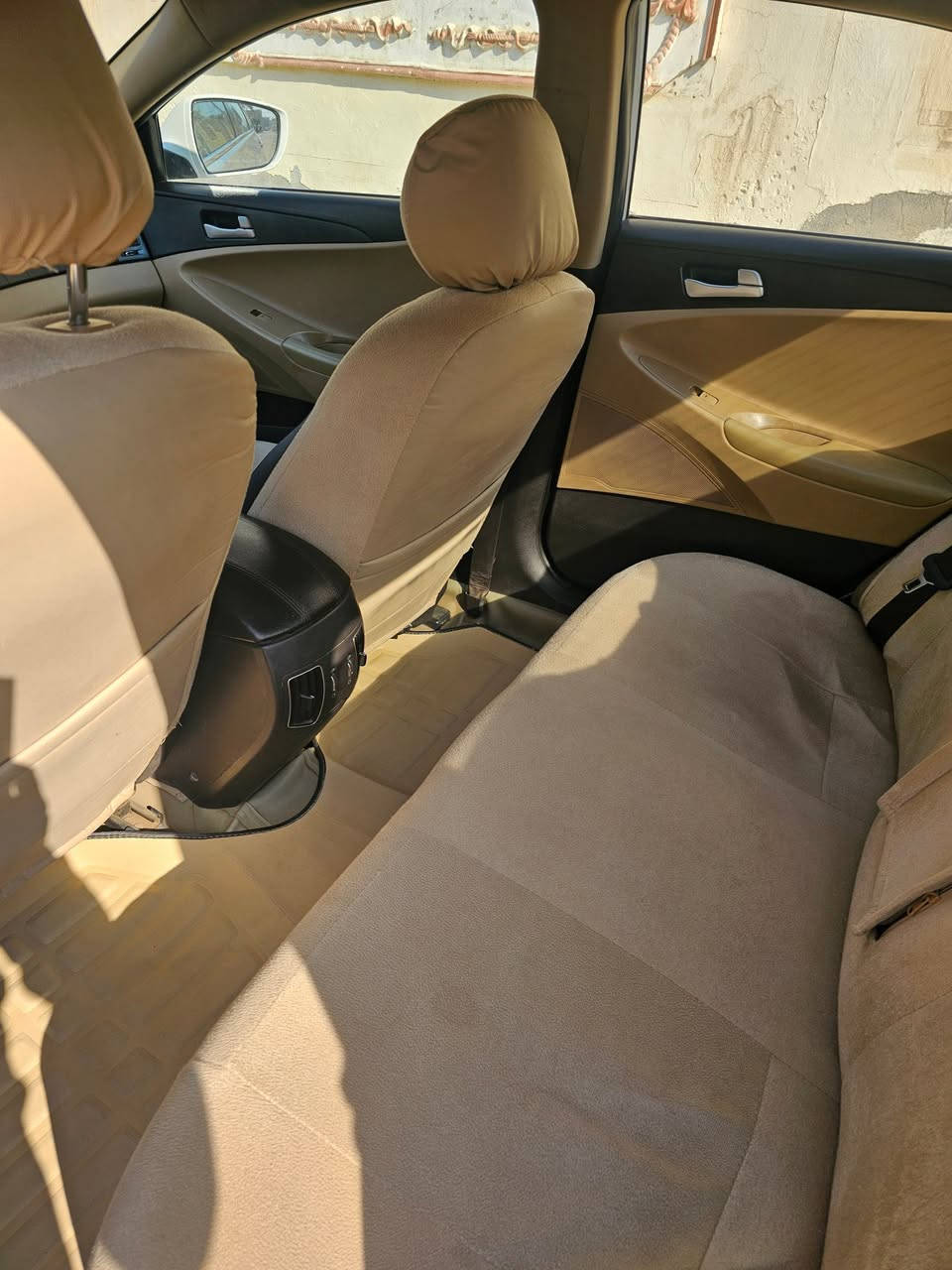 السلام عليكم 
سوناتا 2013 خليجي 
مكفولة من الصبغ والتبديل بيه شكم شخط بسيطات 
محرك 2400 دوش /مفتوح 
مكان السيارة الديوانية/قضاء الشامية 
السعر 125
***********
