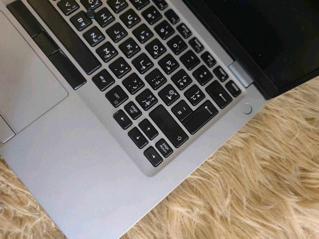 لابتوب من شركة Dell💻
المعالج كوراي5 intel 
الجيل العاشر 10th
الرام 8كيكا 
الذاكره 256 SSD 
حجم 14 انج  بدقة full HD 1920
كارت مدمج عالي الاداء بحجم 4كيكا  Intel UHD 620 Graphics.
ويندوز 11برو 
بطاريه ليثيوم مع شاحن سريع بقدره 45w
العنوان النجف الاشرف 
متوفر توصيل 