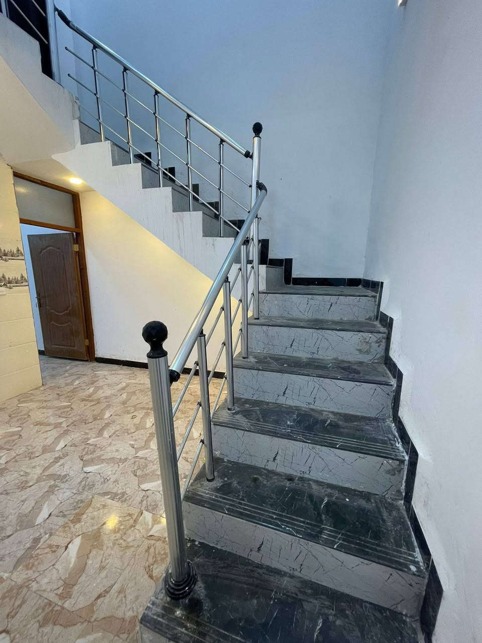 بيت للبيع في الدوره هورجب شارع البو دخيل مساحة 100 متر بناء طابق ونص بناء طابوك شغل درجة اولى نوع العقار طابو زراعي سند ٢٥ قرار محكمة سعر مناسب 
للاستفسار الاتصال 
***********
***********
