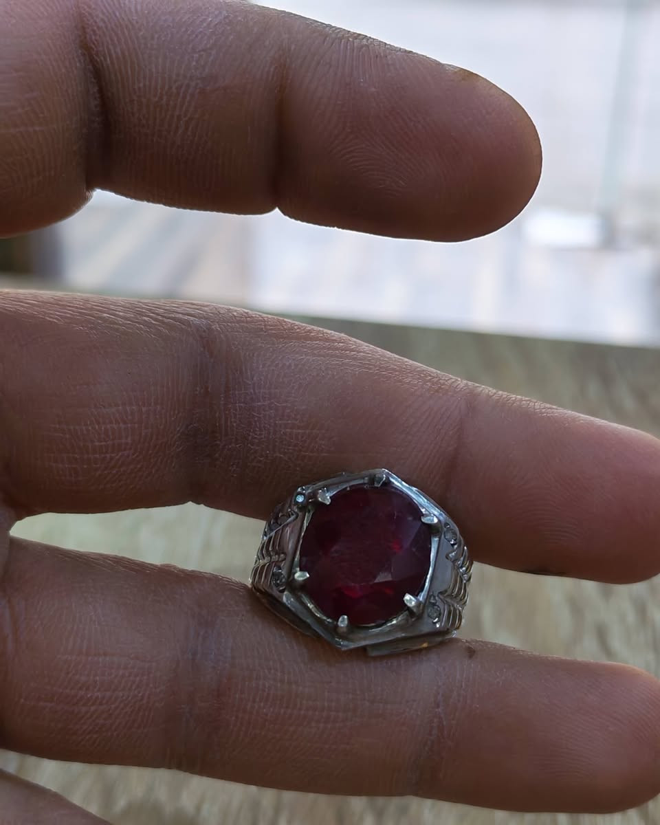 ياقوت أفريقي صياغة  VIP تطعيم  ماس السعر 100 قفل بدون عملة وزن الخاتم 15غرام 
*********** بغداد توصيل موجود
