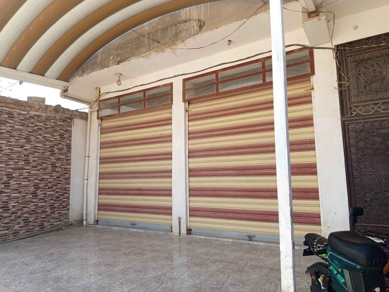 عماره ركن 200م للبيع طابو ملك صرف بناء حديث خمس محلات وثلاث مشتملات مؤجرات 900الف تحويل مباشر الخدمات ماء وكهرباء ومجاري واناره وخط مولد وتبليط والأرصفة قيد الانجاز شارع عرضه 20 م بعقوبة الرازي بداية شارع جامع صهيب الرومي مقابل صيدليه لؤلؤه السعر 225 مليون وبيه مجال للشراي تفاصيل اكثر داخل الفيديو للاستفسار خاص او ***********
