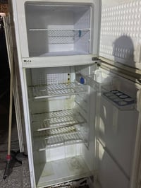 عندي هاي الثلاجة تشتغل وتجمد ما داخله مصلح بيه بس ضرر بسيط امبين بصوره...