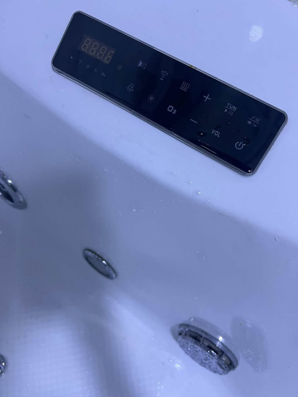 جاكوزي فول مواصفات للبيع شغال ومابي اي مشكلة بسعر مناسب🛁🧼
المواصفات
 ٥ فتحات دفع ماء 
مساج مائي
هيتر تسخين
تحكم لمس
سماعات
اناره ملونه
استخدام شخصي ومابي اي صيانه كله بلادي
من تاخذه فقط تحتاج تربط ماء حار بارد وكهرباء جداً بسيط ربطه
بغداد الحبيبيه
***********
