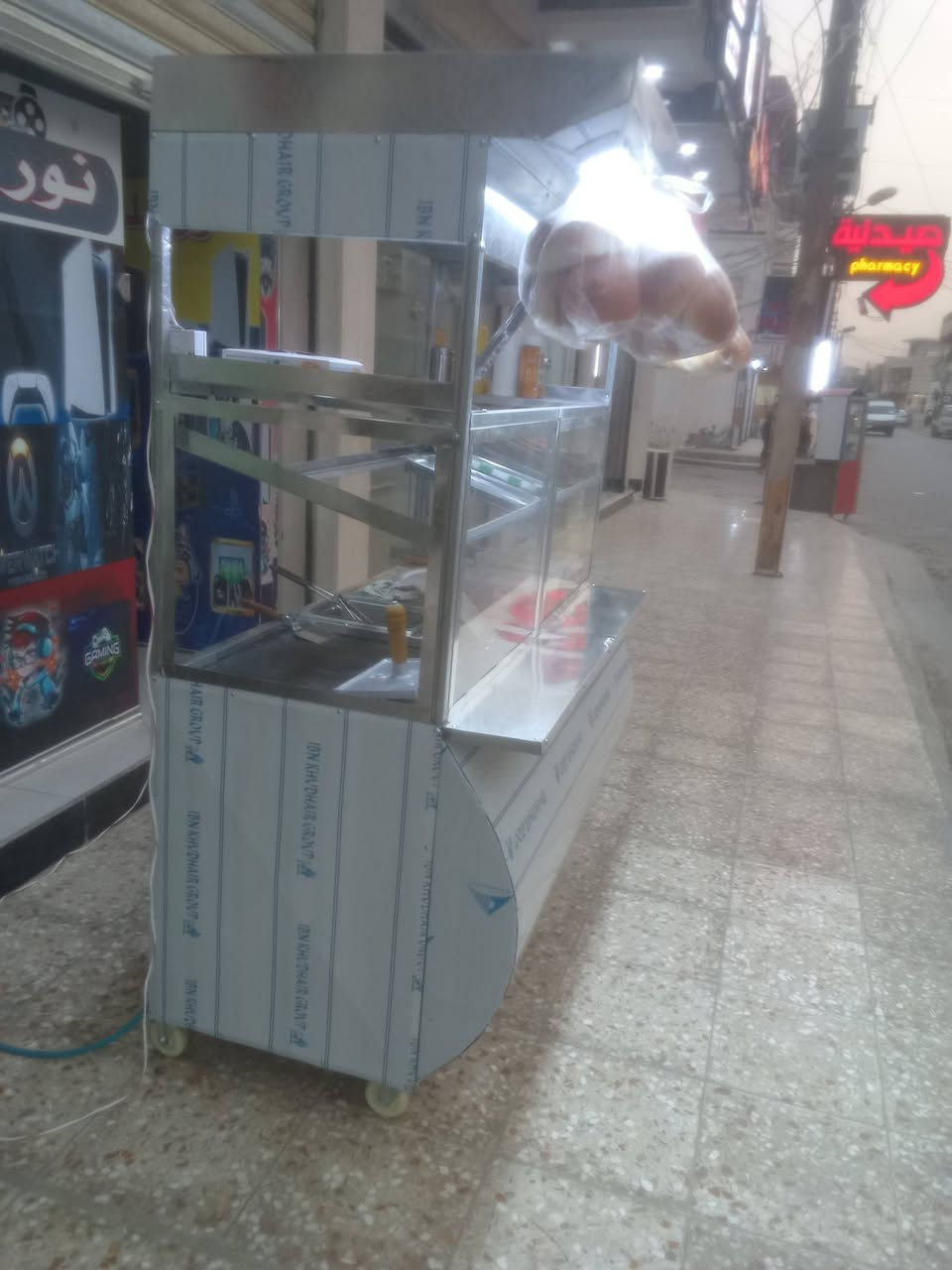 سلام عليكم
شوايه هبركر وفلافل و فنكر 
نضيف حيل جديده مابيها اي نقص هيه وغراضها تاخذها 
رائسن تفتح ع باب الله 
المكان بغداد الجديدة 
***********
