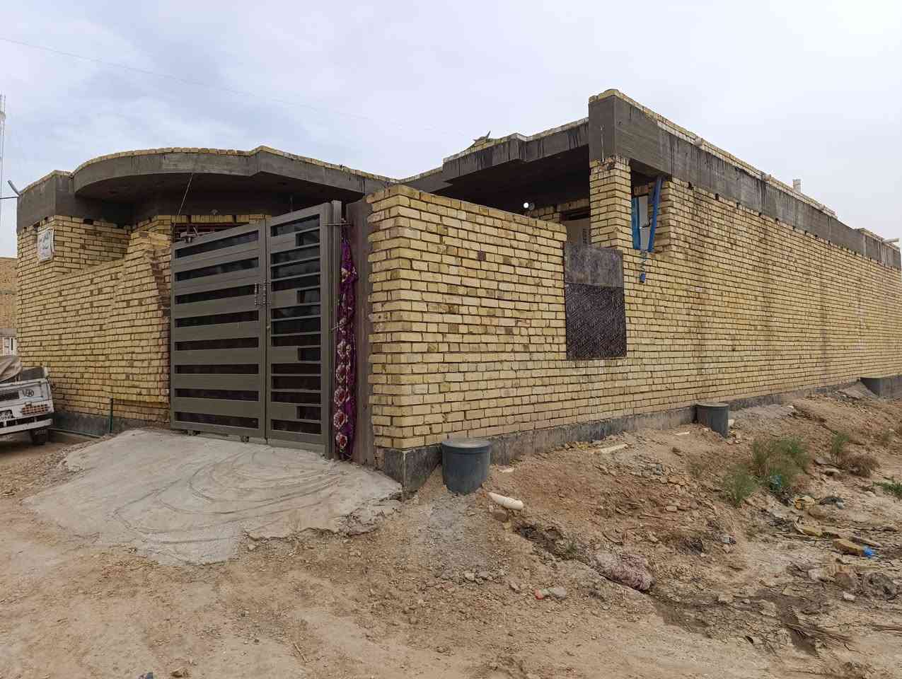 بيت للبيع حاوي العباس بناء حديث مساحه 200 قرب رشيد السراي يبعد عن الصب 300متر كهرباء ماي متوفر. ‏‪0780 623 8844‬‏
