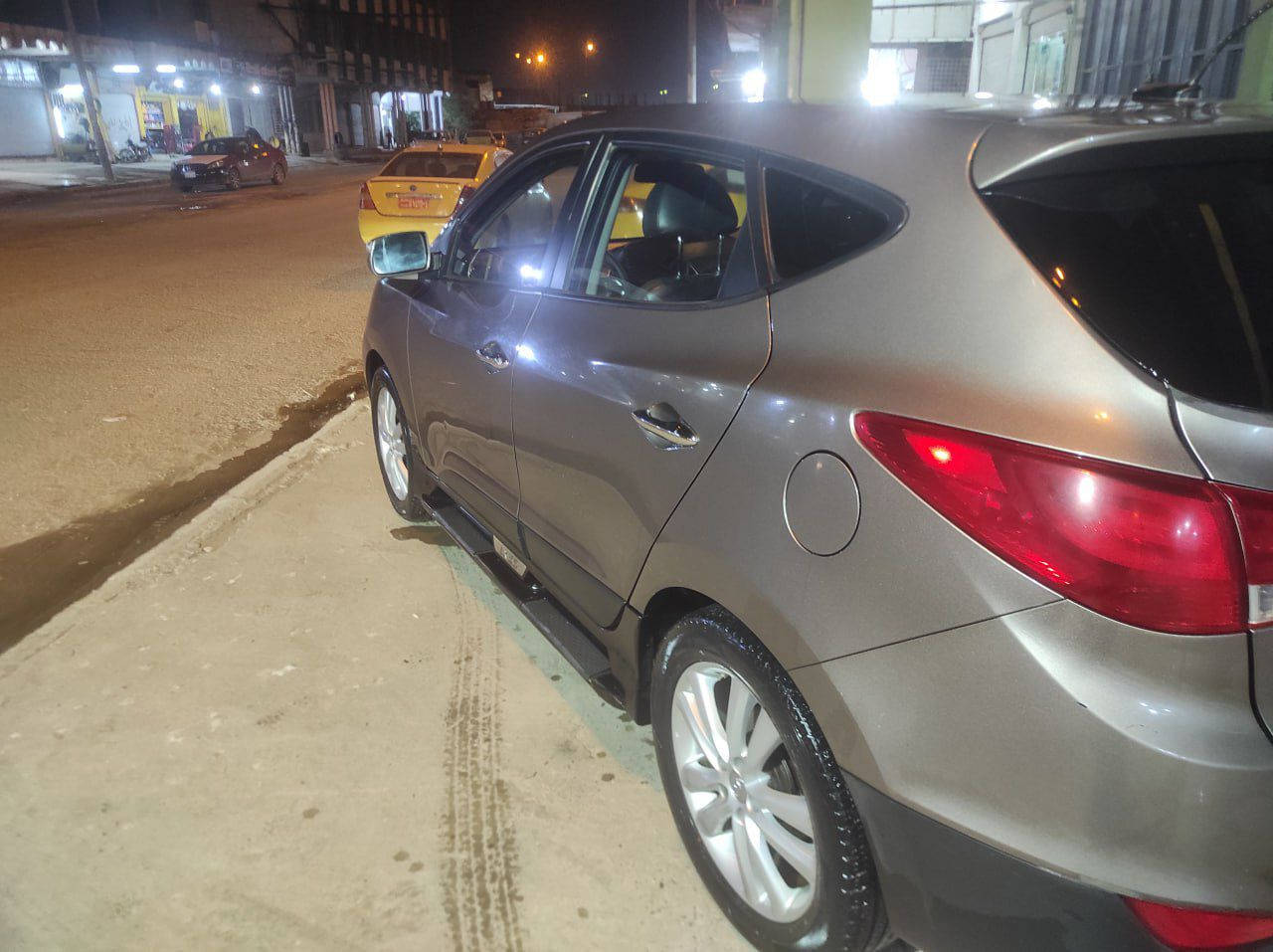 توسان 2010 وارد امريكي 
بانوراما 
كير توماتيك
ويل 18
السعر المطلوب 130
كلين بدون حادث 
***********
***********
