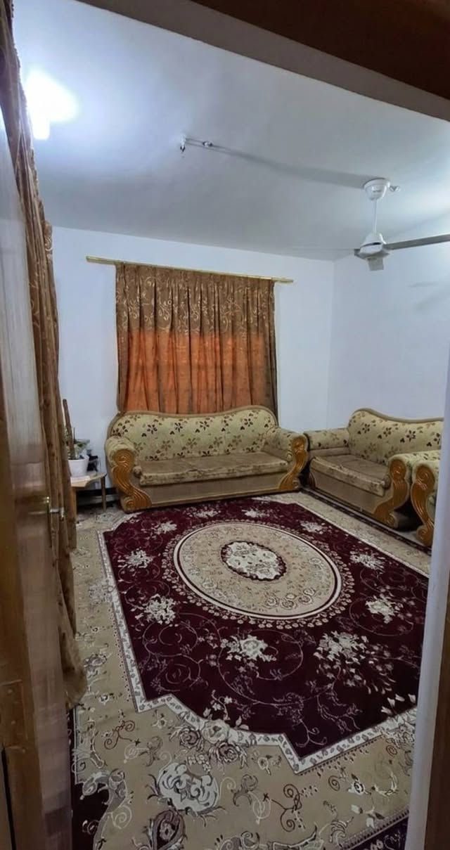 للبيع بيت طابقين .. طابو سكني صرف 
المساحة 128 متر مربع 
واجهة 7.10 متر نزال 18 متر 
يحوي كراج كبير .. حديقة .. صحيات خارجية وداخلية حمام عدد 2
3 غرف نوم مع صالة ومطبخ وحولي  مع مخزن 
الموقع ممتاز قريب على شارع قطر الندى من جهة وقريب على شارع الضغط من جهة ثانية

للمعلومات الاستفسار من صاحب البيت (حصراً) ..
 اكرر للمعلومات مع هذا الرقم فقط
على الموبايل *********** 
الرقم فیه اتصال واتساب بغداد, العراق
