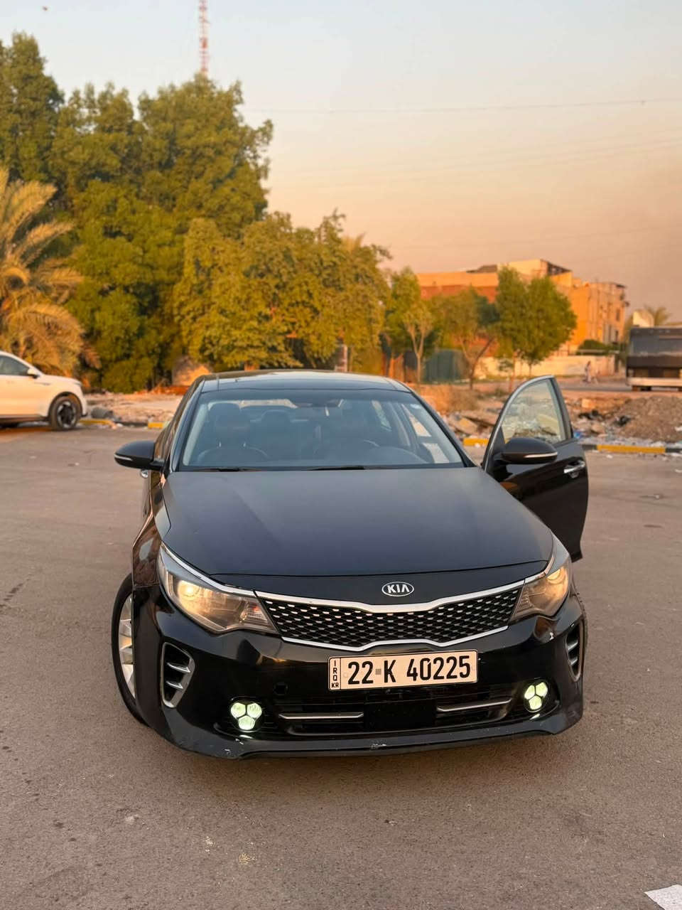 🚗 للبيع | كيا أوبتيما S موديل 2018
▪️ الموديل: 2018
▪️ الفئة: S
▪️ المحرك: 2.4 GDI
▪️ اللون: أسود
▪️ الممشى: 98 ألف ميل

✨ المواصفات:
✅ سقف بانوراما
✅ تشغيل ودخول ذكي (بصمة) تحوير
✅ كاميرا خلفية
✅ رادارات جانبية
✅ شاشة
✅ كشن سائق كهرباء
✅ابل كار بلاي

🔧 الصيانة:
✅ تخم تايرات جديد تم تبديله.
✅ بطارية جديدة.
✅ عبوة (منظومة) الفويل بمب جديدة.
✅ كفالة المحرك والكير.

📌 حالة السيارة:

* قطعتين صبغ فقط (البنيد والجاملغ الأيمن) بسبب حادث سطحي.
* بدون أي دواخل، والراديتر والبراكيت خلف الدعامية وكالة ولم تتضرر.
* السيارة نظيفة 
* الفحص مسموح بأي مكان يختاره المشتري.
 السعر: 135  (قابل للتفاوض بعد المعاينة).

📞 ، التواصل على الخاص أو الاتصال. “***********

الله يبارك للبائع والمشتري.
