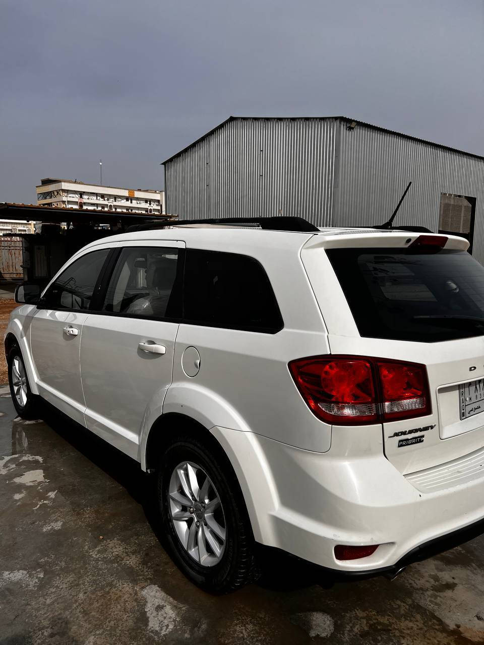 للبيع دوج جورني  Dodge Journey SXT
‏​الموديل: 2017 / رقم بغداد
‏​المحرك: [6 سلندر / 3600].
‏​عدد الركاب: 7 راكب. 
‏​الحالة: [تبديل جاملغ عكس السائق / صبغ شبر من البنيد ] . 
‏[الشاصي والهيكل غير متضرر مكفول + بدون ايربالك]
‏​المسافة المقطوعة: [100الف/قابل للزيادة].
‏​المواصفات: بصمة، تحكم ستيرن، تبريد ثلاث قطع، مثبت سرعة، كراسي جلد. 
‏ملاحظة: محرك + كير + حداية امامي خلفي جدد ومكفولات
‏​السعر: [150] (قابل للتفاوض البسيط).
‏​المكان: [بابل مركز الحلة].
‏​للتواصل: ‪***********‬
