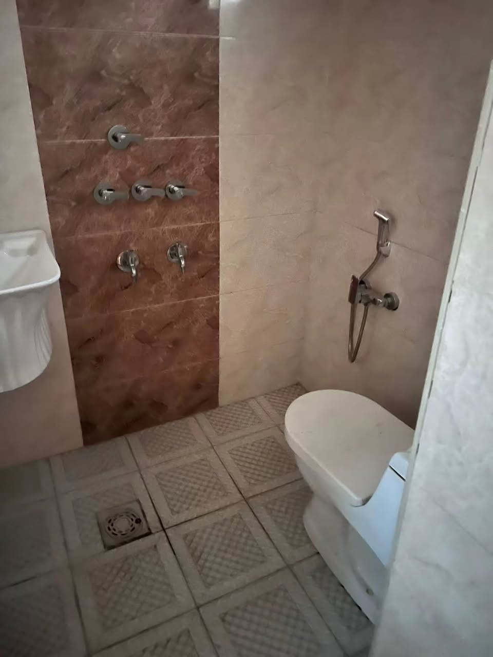 بيت للبيع 50 متر طابقين ونص 3 غرف نظام سويت 5 حمامات  بناء حديث. الافرع القريبه من شارع عرب جبور. السلطان الاول. 
السعر90 مليون قابل للتفاوض
***********
