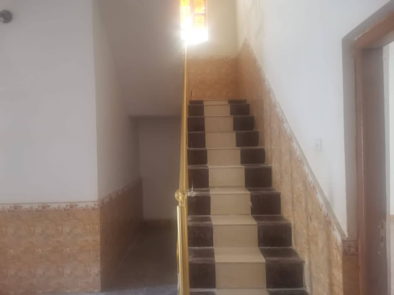 دار للبيع 
حي اور . قرب جامع اصحاب الكساء
طابو ملك صرف
المساحة ٢٨٠ متر
كونكريت مسلح .البناء طابوق.طابق واحد
هول.استقبال.غرفتين نوم .مطبخ .غرفة الطابق العلوي.منور جانبي.حديقة امامية .حديقة خلفية .كراج يسع سيارتين.صحيات وحمام داخلي .صحيات وحمام خارجي
للاستفسار
***********
غير متواجد على الفيس واتساب او اتصال على الرقم فقط
