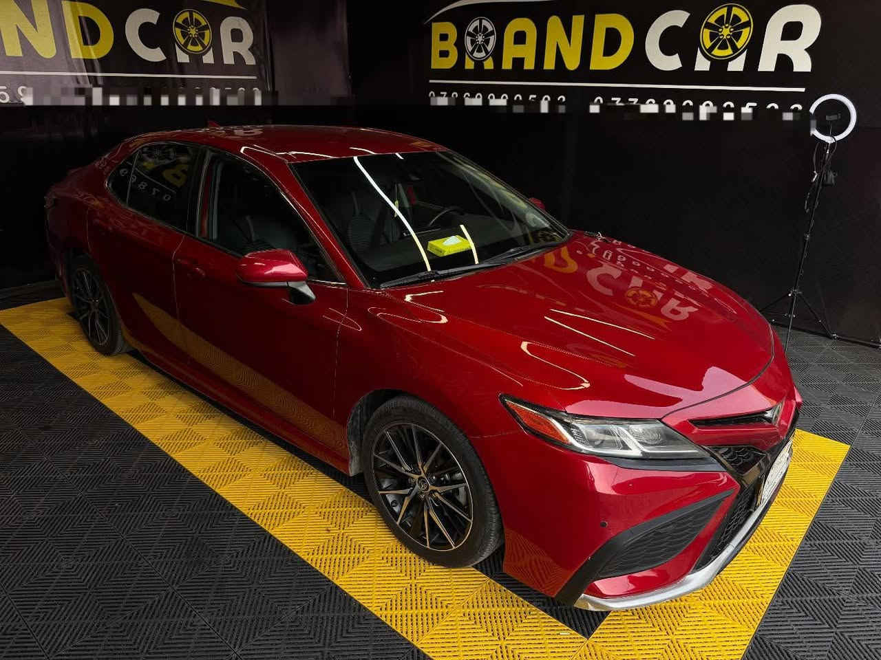 كامري SE موديل 2021   ماشية 58000  الرقم بغداد باسمي الحادث كما موضح بالصور مكاني كربلاء تحويل مباشر وبالعافية على لياخذها الموبايل ***********
