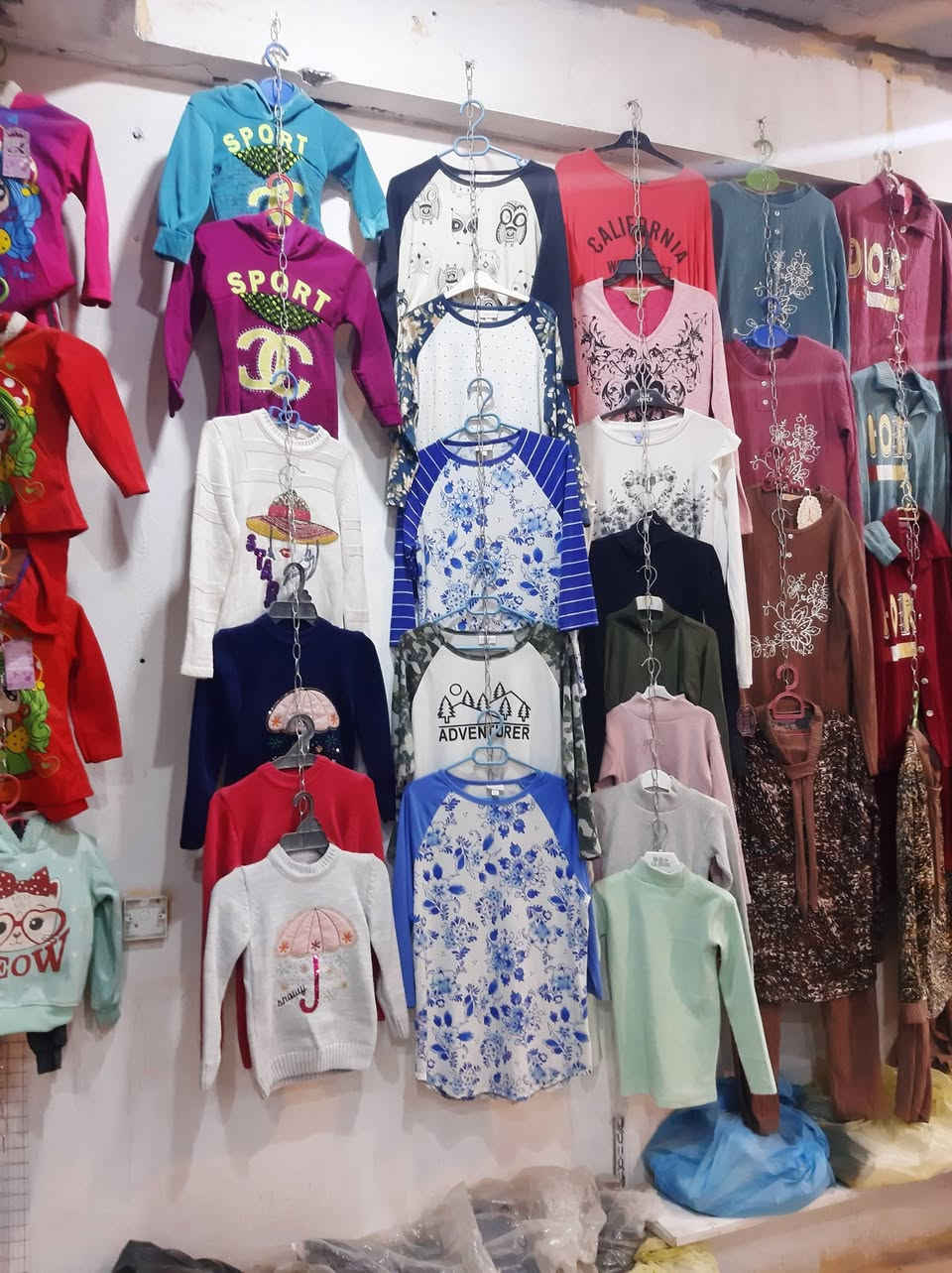 السلام عليكم .
مجمع ملابس واحذيه وشحاطات معروض للبيع .المحل ايجار مساحته ٧٥متر البضاعه بالنسبه للملابس توجد بضاعه صيفيه خارج المجمع تؤخذ مع البضاعه المعروضه وخزينها.
الموقع الحولي نهاية شارع السوق قرب المستوصف.
للاستفسار يرجى الاتصال على الرقم /***********
