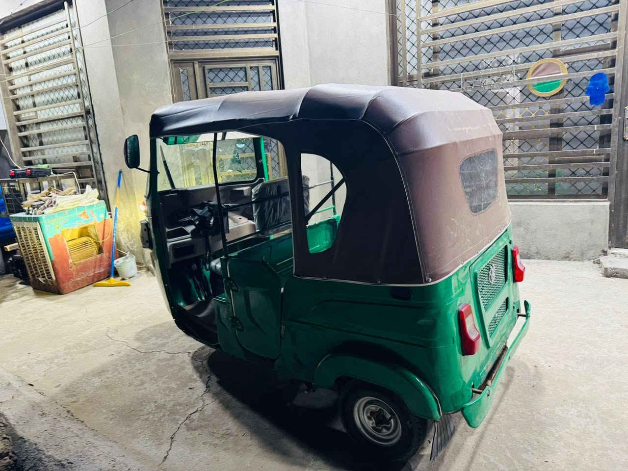 مكان بابل السياحي 
السعر 7و100 وبيها مجال بصيط 
***********
