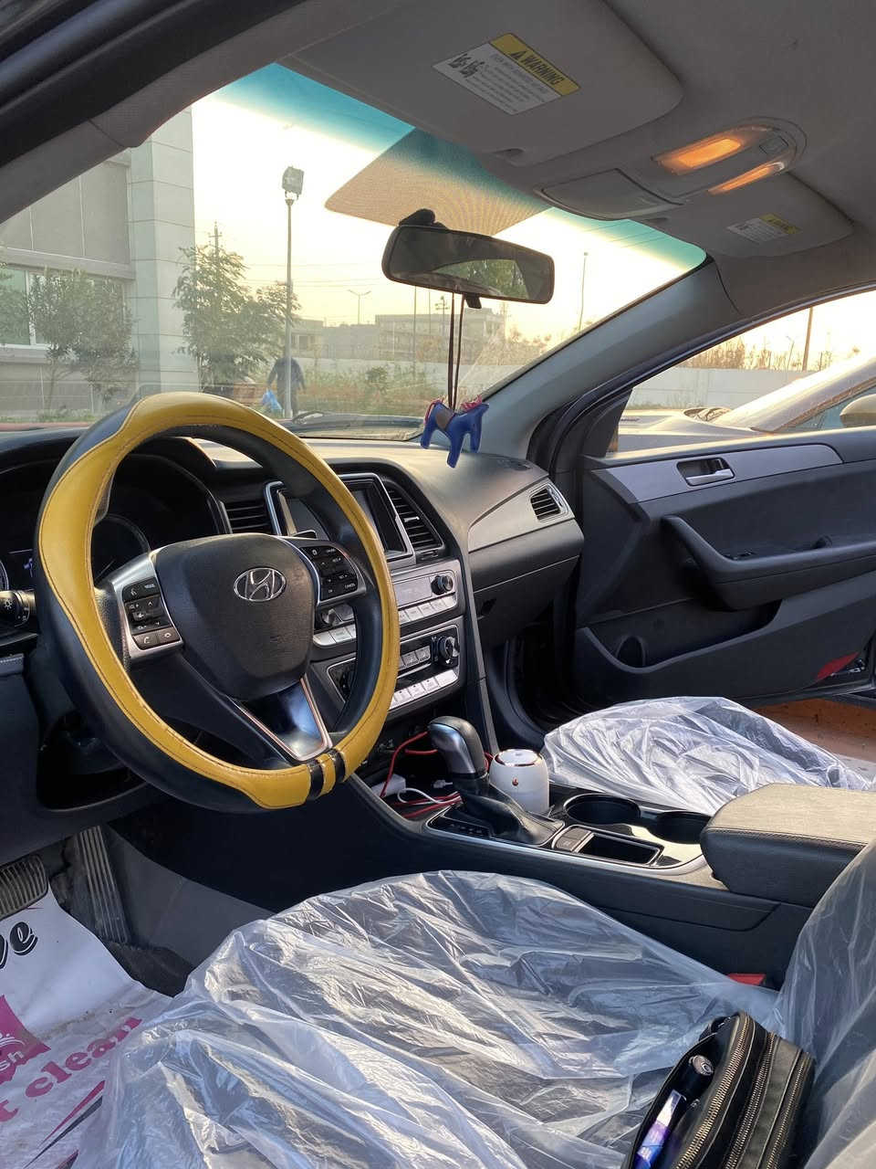 سوناتا 2018  وارد أمريكي
مواصفات النص فول العادية 
السيارة بأسمي وسنوية جديدة تحويل ثاني يوم 
السيارة كاملة زنون عالي تبريد تخم تايرات مكينة وكير ممفتوحات حادثها بنيد وجامرلغ وبيها بارد بالجامرلغ الثاني شوية ماشية 95 ألف 
السيارة نظيفة شوفت عينكم مثل ما واضح بالصور 
السعر 120 وبيها مجال بسيط
***********
