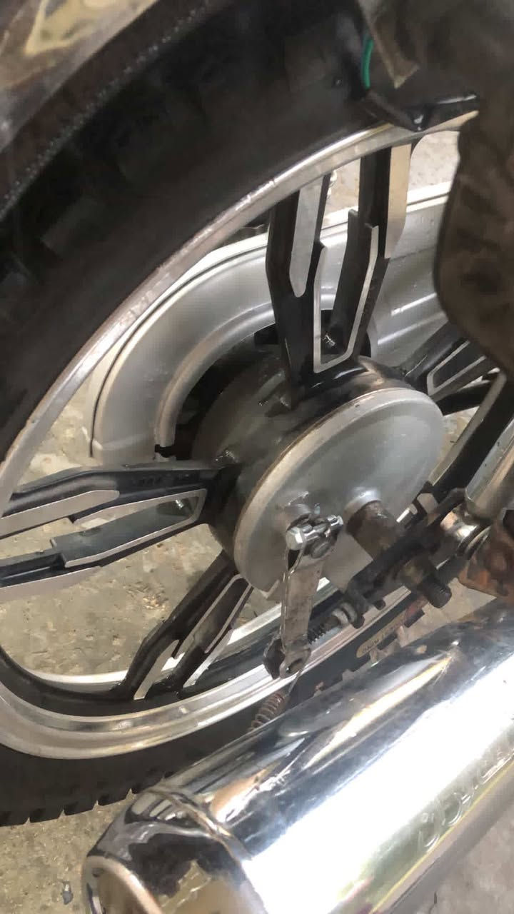 سلام عليكم شباب ويل خلفي ويل وليس الدراجه كامل جوبلس نضيف هو وتايره والطبله رايده مراوس بويل سيم مثل الامامي مال اربعه كير كون كامل هو وتايره وطبلته رقمي بي واتساب *********** مكاني بغداد شرطه رابعه بياع
