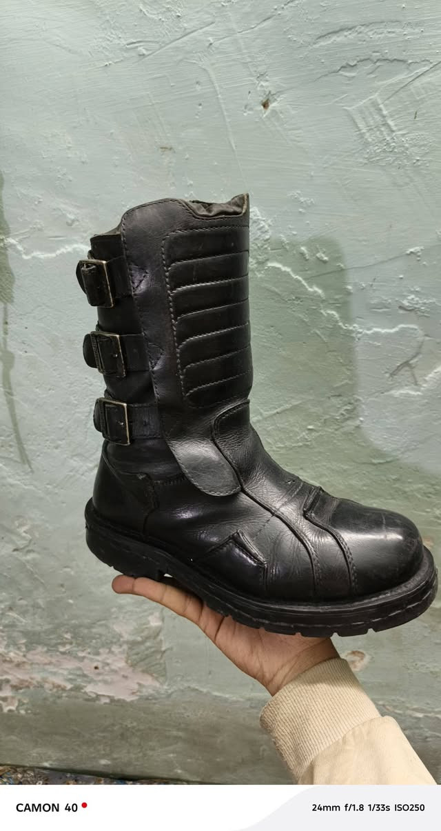 بوت جلد طبيعي ماركت هارلي ديفيدسون
نضيف مابي أي ضرر 
40 ألف 
توصيل موجود 
***********
