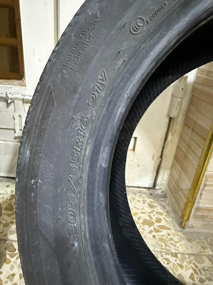 السلام عليكم تك تاير مال كورلا هايبرد 2025 ماشي عليه اقل من ٢٠٠كيلو مكفول من كلشي  للبيع ب ٧٥ وبي مجال شي كلش بسيط التاير اصلي الي يجي ويه لسياره *********** مكاني بغداد♥️
