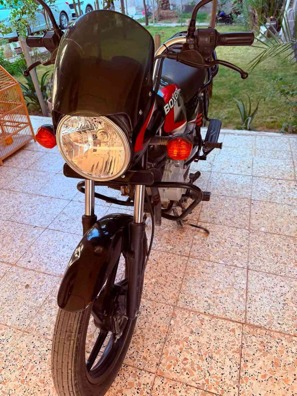 السلام عليكم دراجه بوكسر موديل ٢٢ سنويه باسم صاحبه السعر مليون و٩٠٠  الدراجه بلاديه برغي مامفتوح من عده الاتصال ع الرقم ***********
