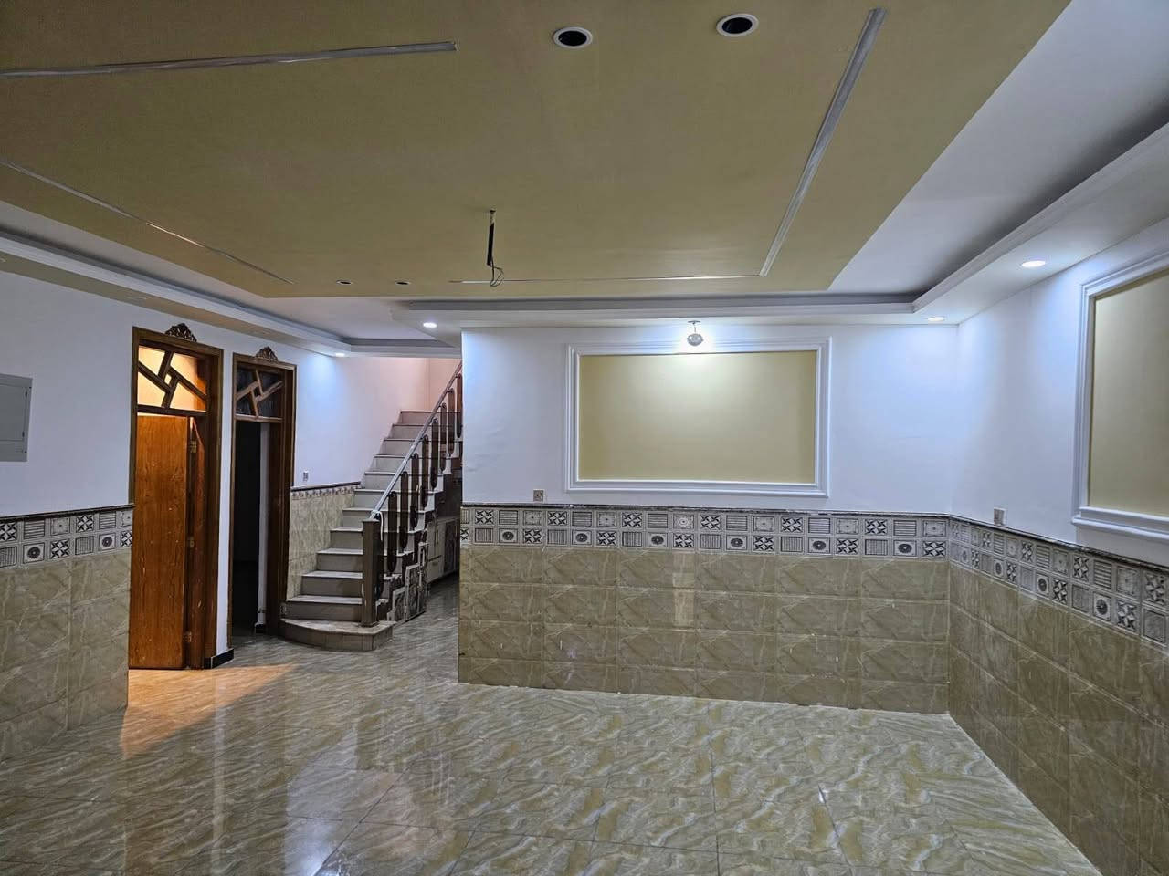 سلام عليكم عندي بيت البيع بغداد حي البتول قرب لملعب لول بيت عل شارع لعام بي محلات عدد 2 ثنين يصير روضه يصير مجمع طبي ولستفسار على رقم ***********
