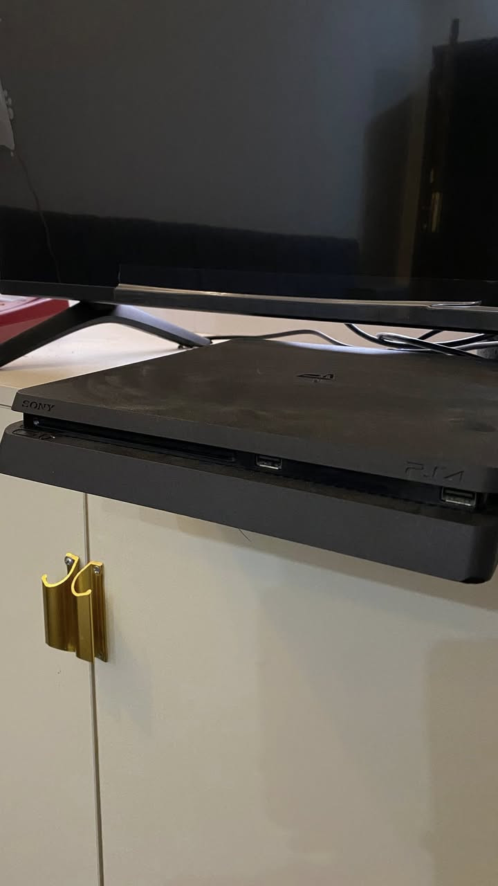 بلي4 سلم مستخدم شهر وكلش قليل استخدامة ويا حساب بي 249 لعبة مجانية و قرص gta و لعبة منزلة بالجهاز ويا جوستك وحدة رايدة ب300 وبي مجال مكاني تنومة او العشار ***********
