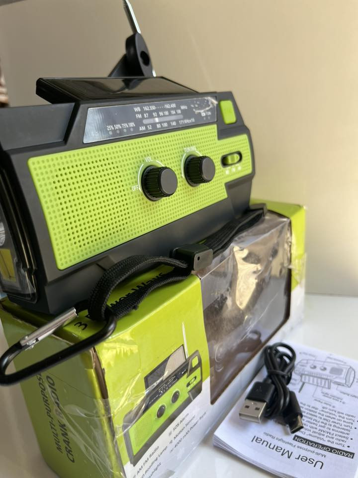 هذا المنتج هو راديو طوارئ يعمل بالطاقة الشمسية وبالمولد اليدوي، ويتميز بالمواصفات التالية: 
مصادر طاقة متعددة: يمكن شحنه عبر الطاقة الشمسية، أو المولد اليدوي (Hand Crank)، أو كابل USB. 
استقبال راديو: يدعم موجات AM و FM، بالإضافة إلى تنبيهات الطقس WB. 
إضاءة مدمجة: يحتوي على كشاف LED قوي للاستخدام في حالات الطوارئ. 
ميزات إضافية: يمكن استخدامه كبنك طاقة (Power Bank) لشحن الهواتف الذكية أو الأجهزة الأخرى
بطارية 🔋 سعة4000


**إذا كنت صاحب هذا الإعلان وتريد حذفه لأي سبب، رجاءا أرسل رسالة إلى الدعم الفني**