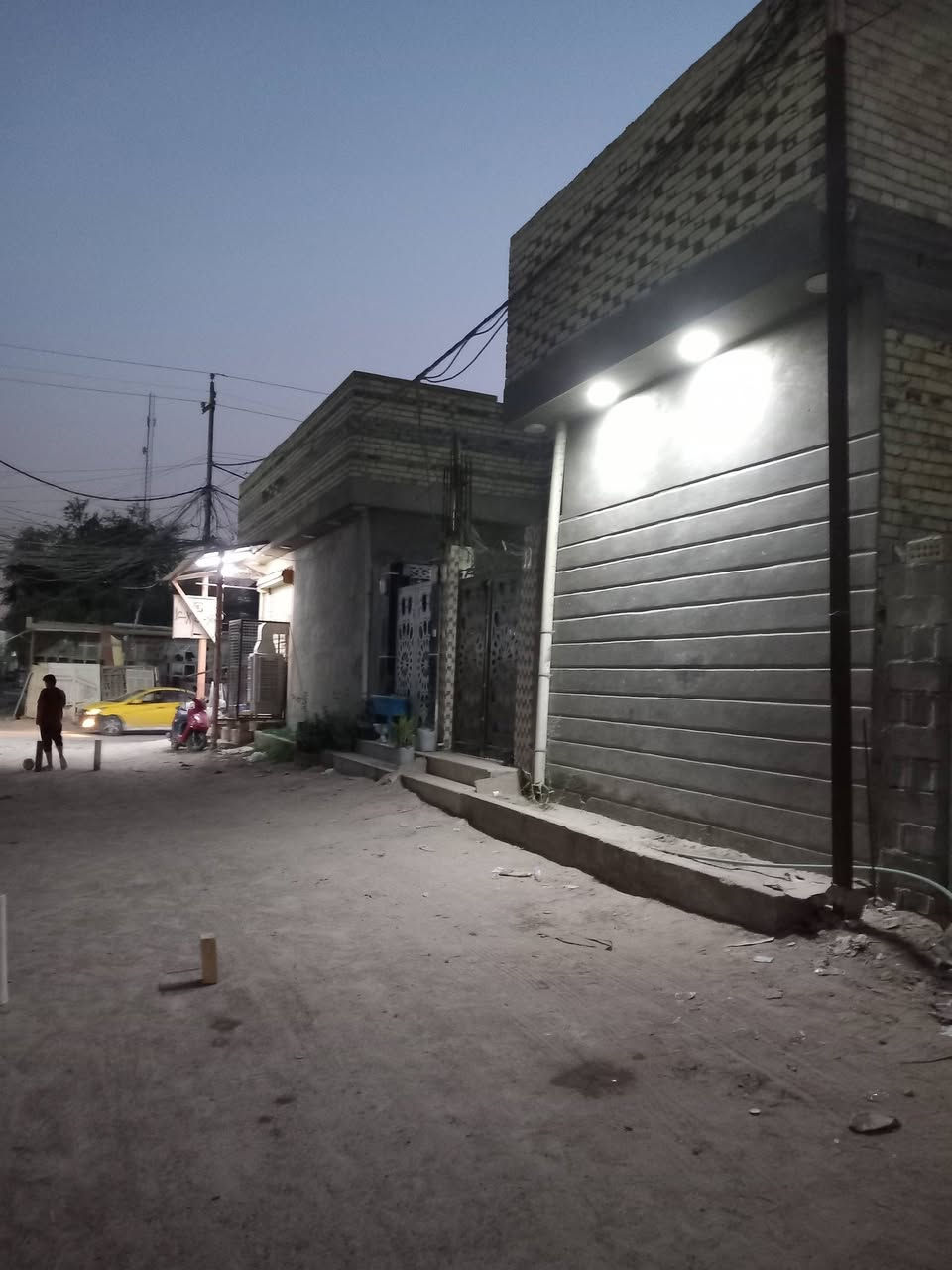 من يبحث عن استثمار دائمي وموثوق
وارد شهري من 800 الى مليون شهرياً 
المساحة 220 متر ركن على شارعين مواصفات العقار يحتوي على بيتين مساحة البيت الواحد 80 متر
 يحتوي البيت الاول على غرفة وصالة ومطبخ وتخاريج داخلية 
ويحتوي البيت الثاني على نفس الخريطة وايضاً يحتوي على سوبر ماركت كبيرة على الشارع مباشرة
 والطابق الثاني على قيد الانجاز واصل للسقف 
على حسب اختيار المشتري بناء العقار اساس وسقف كونكريت درجة اولى ،  البيتين بنائهم مفصول 
مساحة السوبر ماركت 60 متر معزولة عن البيتين
علماً ان العقار يباع بشكل كامل طابو زراعي سند 25 
عنوان العقار كوفة سهلة شارع معمل الدبس 
للأستفسار واتساب ***********

مكتب الموسوي للوسائط العقارية مستعدون لأستقبال عروضكم التجارية والزراعية والسكنية
