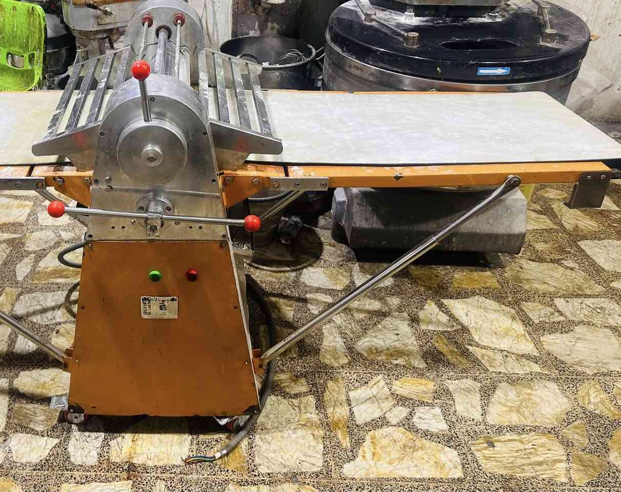 سلام عليكم عندي غراض للبيع شيتر تركي طول جناح 80 سم وعندي خلاط تركي 40لتر لاستفسار على الهاتف ***********
***********
