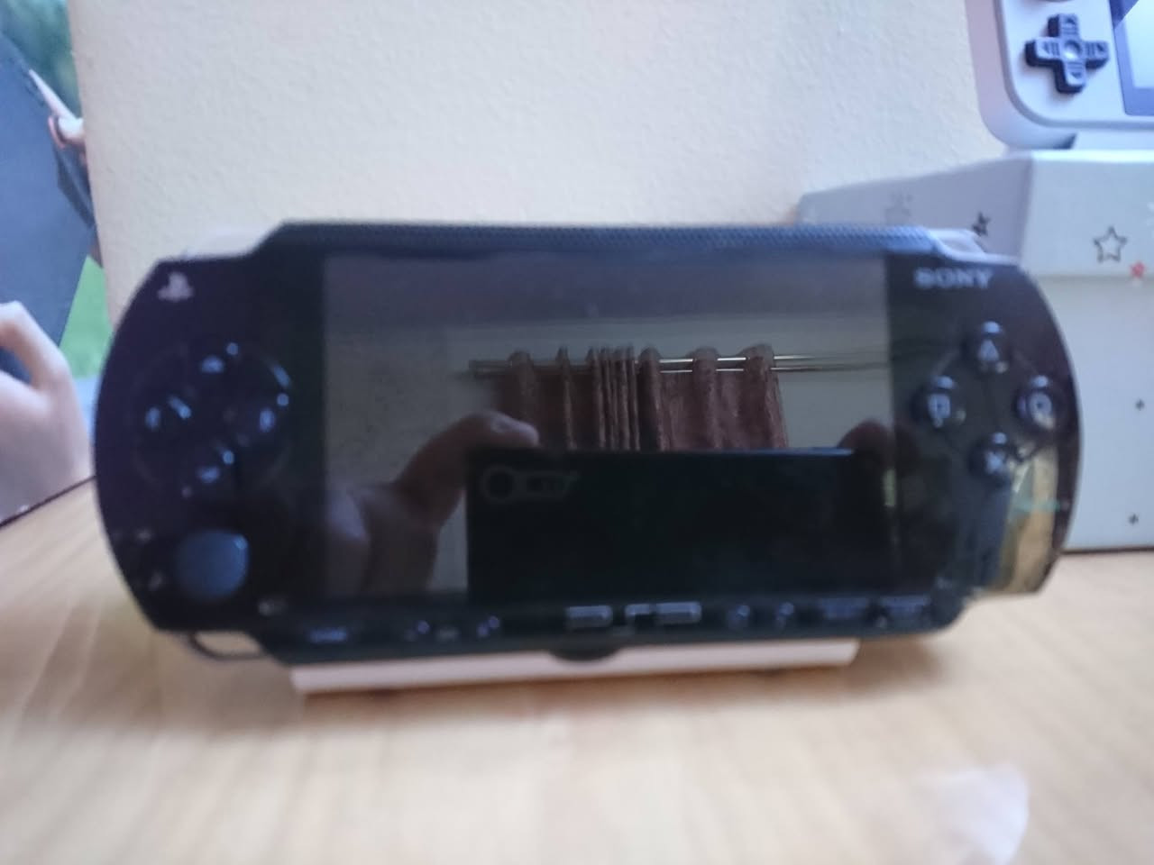 السلام عليكم جهاز psp لبيع مهكر وكامل اخو الجديد رام 64 الشحنه اصليه بي هواي العاب وبي العاب بلي1 السعر 90  الف وبي مجال رقم الموبايل ***********
