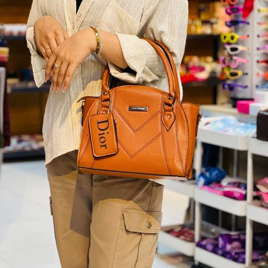 🆕️ New Venesia 🆕️ جديد فينيسيا 🆕️
👜 حقيبة نسائية 👜 
💰 السعر 8,000 فقط 💰
الالوان متوفرة داخل الصور 👇
للحجز والاستفسار مراسلتنا على الواتسب 👇
📞***********☎️
📍العنوان : موصل / حي الرفاعي/مقابيل سايدين القسم
