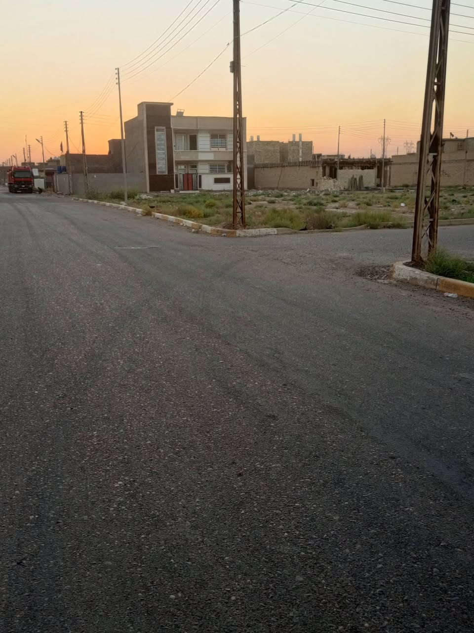 قطعه ارض للبيع بمجمع سيد احمد قرب مجمع سرايا السلام ٣٠٠ متر واجهه ١٥ ونزال ٢٠ سند ٢٥ خدمات كامله تبليط وماء ومجاري وكهرباء السعر ٤٦ للاستفسار ***********
