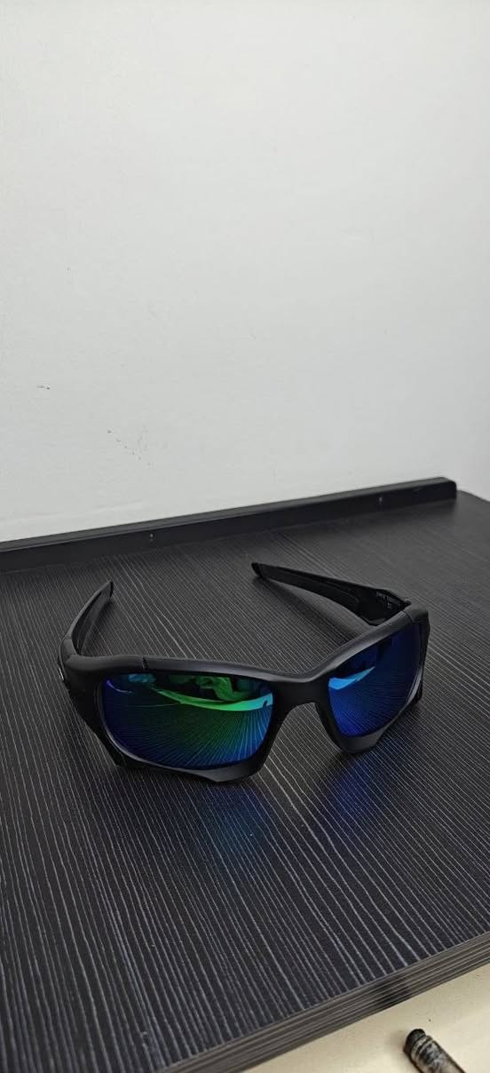 نظارة Oakley Pit Boss II
نظارة شمسية رياضية مميزة، تجمع بين التصميم القوي والمظهر الجذاب.
الموديل: Oakley Pit Boss II.
العدسات: بولورايزد (Polarized) عاكسة بتدرج بين الأزرق والأخضر، لحماية ممتازة من الشمس ورؤية مريحة.
الإطار: أسود مطفي متين وخفيف، مع الشعار على الجوانب.


**إذا كنت صاحب هذا الإعلان وتريد حذفه لأي سبب، رجاءا أرسل رسالة إلى الدعم الفني**