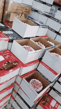 السلام عليكم وصل الان كيك زينه انواع يوجد حجز يوجد توصيل  العنوان تلول ناصر  مرطبات غانم   يوجد مفرد وجمله    ***********
