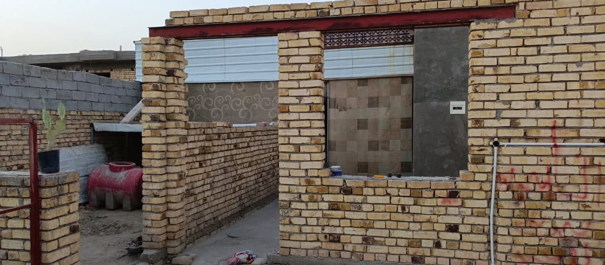 بيت للبيع قرب سيطرة سوق الشيوخ 
يتكون من 2غرف مع مطبخ+صحيات كاملات 
الهول ودوانيه هيكل مساحه 200
السعر 40بيه مجال 
***********
