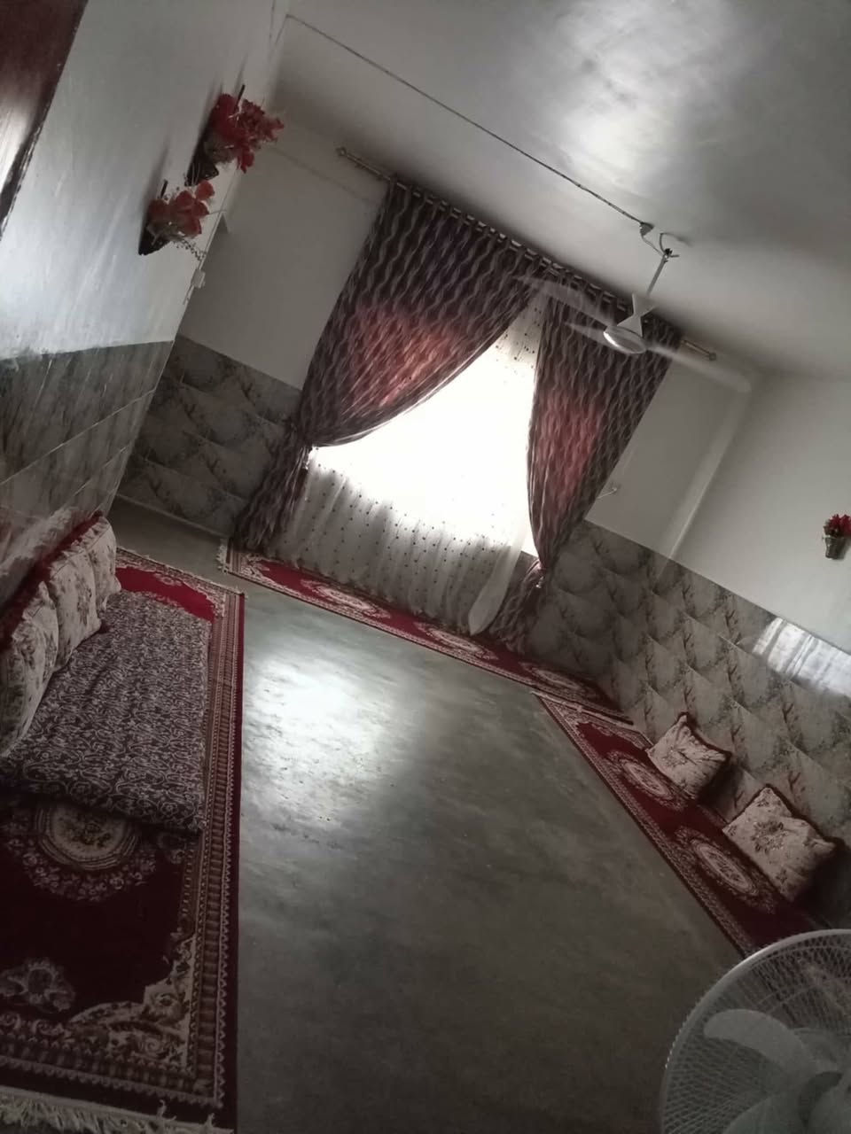 دار سكن للبيع طابو صرف في  الرفاعي قرب محلات صبار الفراجي شارع تبليط ( بنفس الشارع ) 

/ قضاء حديثة / الانبار 

المساحة الكلية / ٣٠٠ م

كما موضح بالصور ادناه 

المحتويات :-

ديوان 
هول 
غرفتين نوم 
صحيات داخلية + خارجية 
مجمع (ممر)
مطبخ
بيتونه 
! سطح البيت صب شتايكر 
سيراميك داخل _ هول _ ديوان _ صحيات 

السعر / 42 مليون و بي مجال للتفاوض 

للاستفسار اكثر  خاص او الاتصال ع رقم  /  ***********
