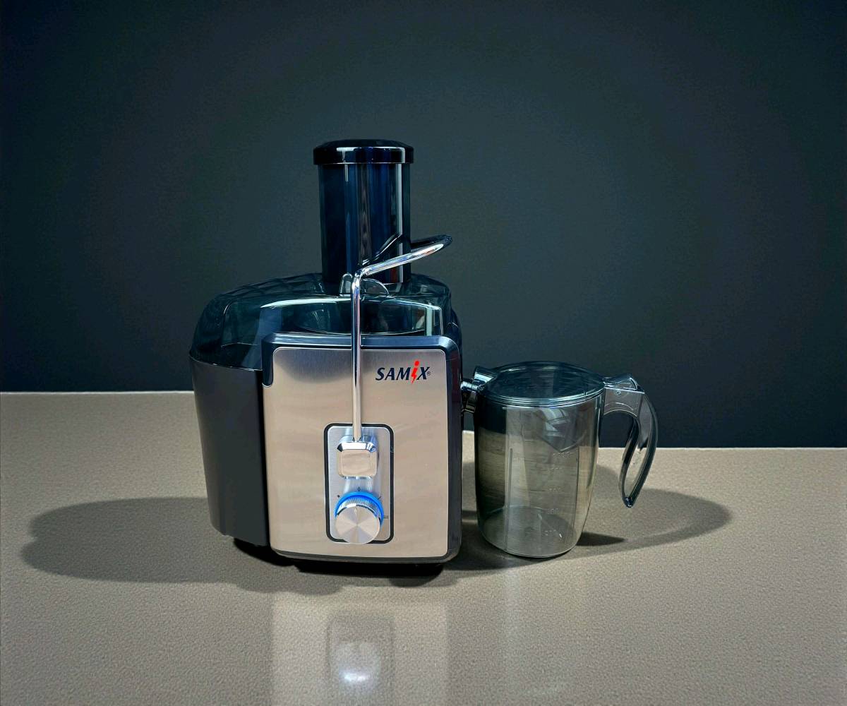 معصارة الفواكه ماركة SAMIX

المميزات

محرك نحاسي قوي بقدرة 700 واط

يمنحك أداءً فائقًا لاستخلاص أكبر كمية من العصير بسرعة وكفاءة، مع نظام حماية من ارتفاع الحرارة لضمان عمر طويل للجهاز

فوهة إدخال واسعة 75 ملم

تصميم واسع يسمح بإدخال الفواكه والخضروات كاملة دون الحاجة إلى التقطيع المسبق، مما يوفر الوقت والجهد

سرعتان لاستخلاص العصير

السرعة الأولى: مناسبة للفواكه الطرية مثل البرتقال، البطيخ، والعنب

السرعة الثانية: مثالية للفواكه والخضروات الصلبة مثل الجزر، التفاح، والزنجبيل

فلتر شبكي من الستانلس ستيل

مصنوع من الفولاذ المقاوم للصدأ، مما يضمن استخلاص عصير نقي وصحي دون شوائب

حاوية لب كبيرة بسعة 1200 مل

تتيح لك تحضير كميات كبيرة من العصير دون الحاجة إلى تفريغ اللب باستمرار

سهولة التنظيف والتخزين

أجزاء العصارة قابلة للفك والتركيب، مما يجعل تنظيفها سريعًا وسهلاً

تحتوي على وعاء لب قابل للإزالة لتسهيل عملية التنظيف

تصميم أنيق ومتين

هيكل من الستانلس ستيل عالي الجودة يمنح العصارة مظهرًا عصريًا وأنيقًا

قاعدة ثابتة تمنع الاهتزاز أثناء التشغيل

تشغيل آمن وسهل الاستخدام

مزودة بقفل أمان يمنع التشغيل غير المقصود

قاعدة مقاومة للانزلاق لضمان استقرار الجهاز أثناء الاستخدام

ضمان لمدة سنة من تاريخ الشراء

المواصفات الفنية

الجهد الكهربائي: 220-240V، 50-60Hz

سعة حاوية العصير1000 مل

مادة الفلتر والإطار ستانلس ستيل