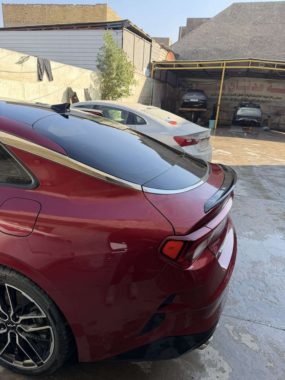 2022K5 gt
السعة: 2.5 لتر (2497 سي سي).  ￼

 • القوة (حصان): حوالي 290 حصان @ 5800 rpm. 

فول موصفات 

مقاعد أمامية مدفّأة ومهواة.  ￼

 • مقاعد خلفية مدفّأة.  ￼

 • عجلة قيادة مدفّأة.  ￼

 • شاشة معلومات ونظام ملاحة GPS.  ￼

 • دعم Apple CarPlay و Android Auto.  ￼

 • شحن لاسلكي للهاتف.  ￼

 • سقف بانورامي 

حادث دعاميه إماميه وبيه بارد بق الجنطه بلعراق 

السعر 185 

***********
