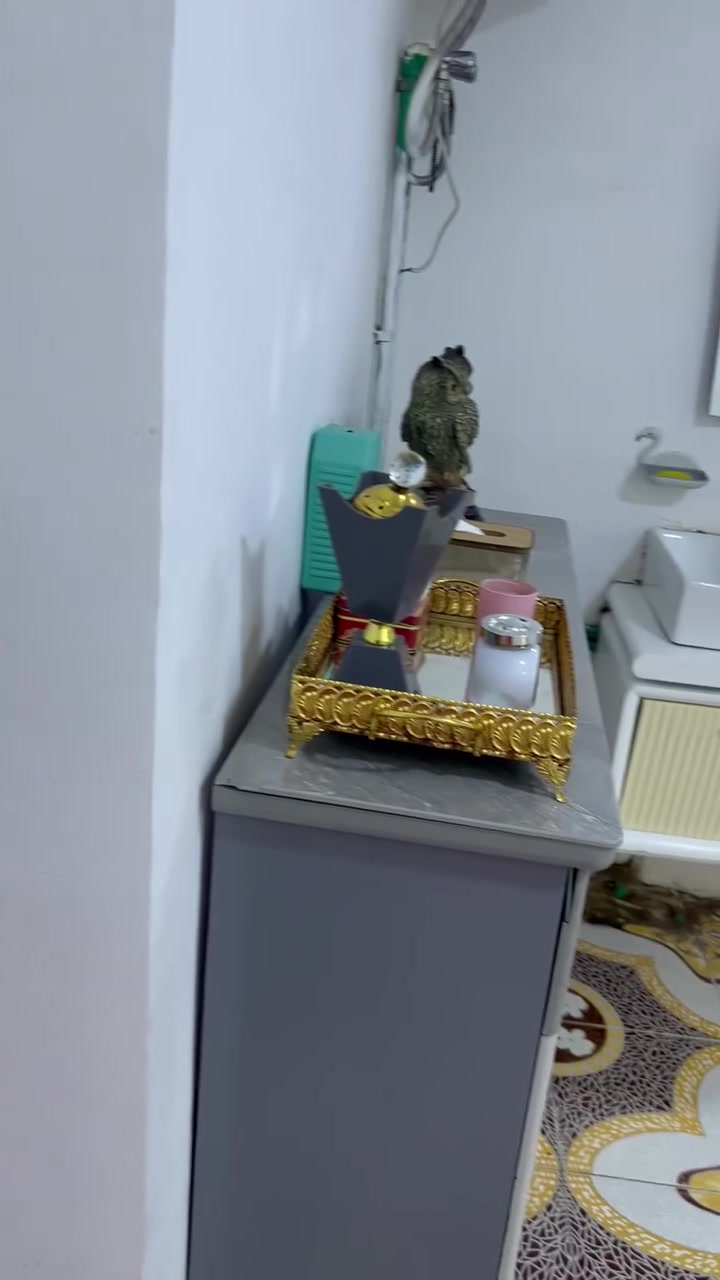 السلام عليكم ورحمة الله وبركاته
للبيع 
شقة مميزة في الموفقية / شارع دنك

📄 طابو صرف جاهز
⚡ تحويل ثاني يوم 

📍 موقع حيوي جداً وقريبة على الشارع الرئيسي
📍 جميع الخدمات متوفرة (مدارس، أسواق، مستشفيات، مواصلات)

🏢 الطابق: الثالث (كبير ومرتب)
📐 المساحة: 200 متر

🔹 التفاصيل:

 • 3 غرف نوم (غرفتين بيهن بلكونة)
 • هول كبير جداً مع بلكونة
 • مطبخ حار وبارد (سيراميك للسقف)

✨ الشقة نظيفة جداً
✨ جاهزة للسكن مباشرة (ما تحتاج أي صرف)
✨ تهوية ممتازة وإضاءة حلوة

رقم الهاتف ***********
