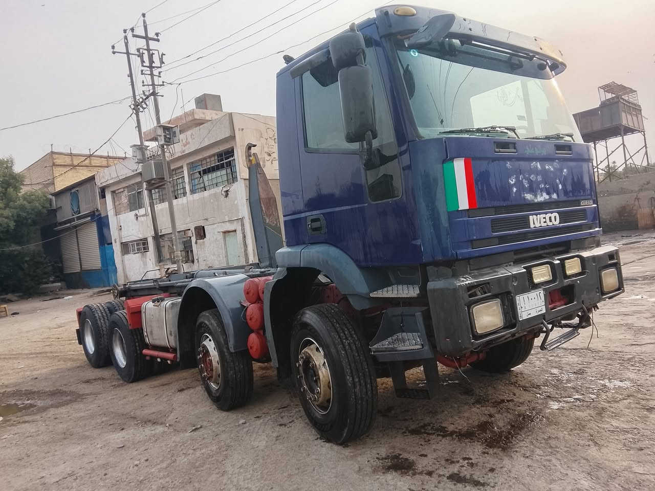 سلام عليكم للبيع افيكو قلاب موديل 2004 عقرب بلادي سيارة جاهزه للعمل مربوط عليه جهاز رفع حاويات رقم بصرة الماني للاستفسار أكثر ***********
