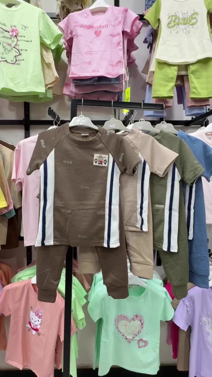 توفر لدى مجمع ستايل فأملي تراك ولادي 
القياسات  يلبس من عمر 1_4  سنوات 
العنوان الحريه حي السلام نهايه شارع 20 قرب أسواق رافد و يتوفر خدمه توصيل بغداد 5 و باقي  المحافظات 6  و داخل الحريه الف و الحجز عن طريق الواتساب ***********
