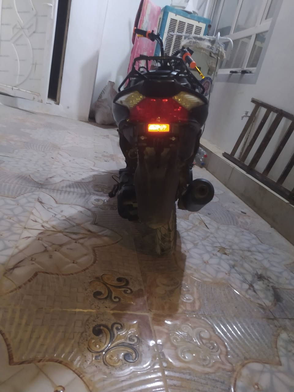 السلام عليكم الدراجة للبيع السعر 350 وبي مجال قليل النضافة مثل متشوفون بل صور دراجة كاملة مكملة دعن البارحة بدلت امزويل تايرات زوج جديد جلاتين سكليتر رياضي بريكات رياضي شوتة رياضي مكفولة من محرك و كهربائيات مكاني كركوك 55 قرب محطت الزوراء الجديدة التواصل على الخاص او على الرقم المذكور {***********
