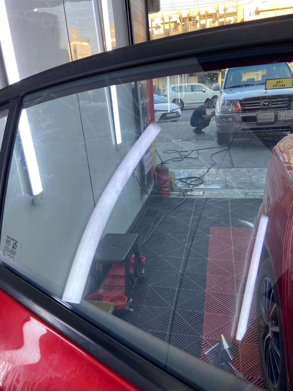 السلام عليكم
عازل حراري من شركة تاركت الامريكية 
يعزل بنسبة ٩٠ ٪؜ من اشعة الشمس ودرجة الحرارة 
ضمان مدة سنة بالعمل 
سعر الاربعة جامات ٣٥ الف فقط 
مسموح بها من قبل مديرية المرور 
 زورونا في موقعنا الكائن في :-
 شارع فلسطين / فلكة النادي التركماني / مجاور شركة مدن للتوصيل 
هاتف :- ***********
