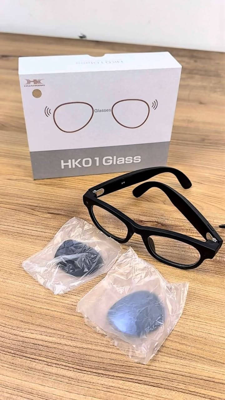 وياكم ب اترند الموسم نظارات ذكية بكاميرا مدمجة HK01 Glass
الاستخدامات

تصوير الفيديو والصور بشكل خفي أثناء التنقل

تسجيل اللحظات اليومية من منظور العين (POV)

الاستخدام في العمل الميداني، التوثيق، أو الحماية الشخصية

مناسبة للرحلات، القيادة، والمراقبة الخفيفة

يمكن استخدامها كنظارة عادية مع وظيفة تصوير

المميزات

كاميرا مدمجة داخل إطار النظارة بتصميم غير ملفت

تحكم باللمس Smart Touch مدمج في ذراع النظارة

تسجيل فيديو وصور بضغطة واحدة

ميكروفون مدمج لتسجيل الصوت

شحن عبر كابل USB مغناطيسي

بطارية مدمجة قابلة لإعادة الشحن

تصميم أنيق وخفيف الوزن، مريح عند الارتداء

تأتي بعدسات إضافية

تعمل بدون الحاجة لتطبيقات معقدة

مناسبة للاستخدام اليومي

المواصفات التقنية:

نوع الشحن: USB مغناطيسي

التحكم: لمس ذكي

نوع المنتج: Smart Glasses مع كاميرا

الموديل: HK01 Glass

محتويات الصندوق

نظارة ذكية بكاميرا مدمجة

علبة حماية للنظارة

عدسات إضافية

كابل شحن USB مغناطيسي

قطعة تنظيف للعدسات

دليل الاستخدام

غلاف:الطول: 18 سم  العرض: 14 سم  الارتفاع: 6 سم

الملاحظات

لا يُنصح باستخدامها في الأماكن التي تمنع التصوير

يجب شحن النظارة بالكامل قبل أول استخدام

جودة التصوير مناسبة للاستخدام اليومي وليست احترافية

يرجى قراءة دليل الاستخدام قبل التشغيل

قد تختلف مدة التشغيل حسب الاستخدام 

السعر 75الف والتوصيل مجاني لكل المحافظات وكمية خير من الله 

وذا تاخذ كميه جبيره اتساهلك للحجز واتساب ***********
