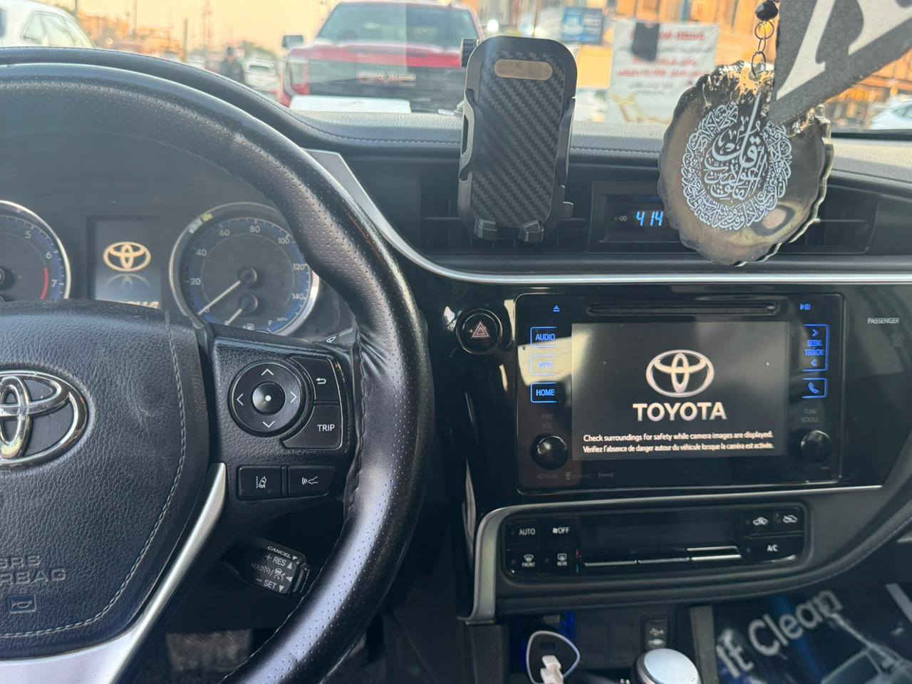 السلام عليكم كورلا se فول مواصفات فتحه بصمه تشغيل بصمه أبواب رادار امامي جانبي كشن جلد فول تحكم ستيرن شفتات ستيرن
كير محرك مكفولات  
تخم تاير جديد موديل 18 
تبديله دهن جديده
رقم بغداد الجديد سنويه جديده بأسمي 
تحويل مباشر
حادثها بنيد بدون داخل 
مكان السياره بغداد الغدير*********** 
سيارة رقم اربيل دولي
