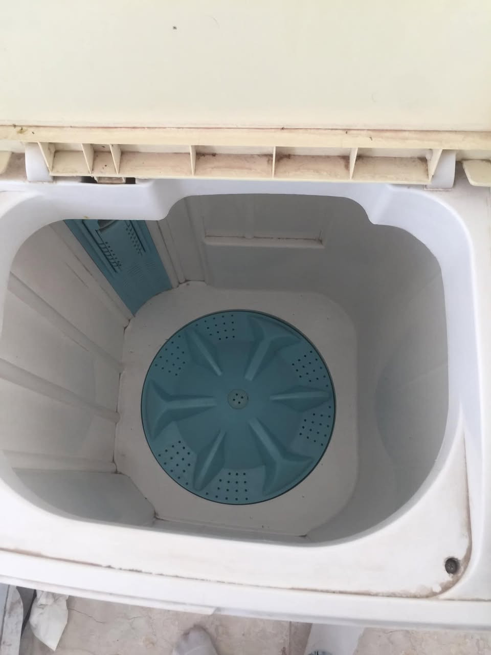 السلام عليكم للبيع 

ثلاجه أرجيلك الاصليه شغاله فول الفول ونضيفه ماطور الاصلي مال شركه ما مبدل سعر ١١٠ الف 

غساله هيتاشي اليابانيه الي مستعملها يعرف قوتها 
ما يعوزها كلشي بس المجفف ما اعرف ذا عطلان او حاشر الباقي كله شغال سعر ٧٥ الف 

سرير عدد ٢  تفصيخ بس تاخذهن وتشدهن مايعوزهن كلشي 
السعر ١٠٠ اثنينهن 

فرن ابو التفاحه  شغال كامل فقط الباب مالته واكع بس ينحطله تريشه ويكعد ويحتاج مسح عليه تراب سعره ٢٥ قفل 

شراي خاص او اتصل   ***********
